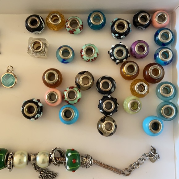 Charm bracelet with extra transferable beads and charms - Picture 4 of 6